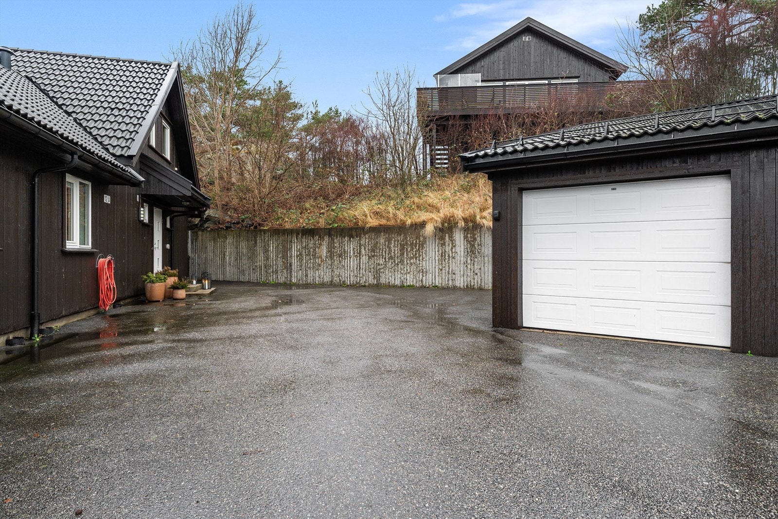 På baksiden er det asfaltert og det er videre også gode parkeringsmuligheter her. Tilhørende aktuell bolig medfølger det en garasje i rekke, som er nærmest inngangen. Der er det installert el-bil lader med hull slik at du kan lade både inne og ute! Smart Galleribilde