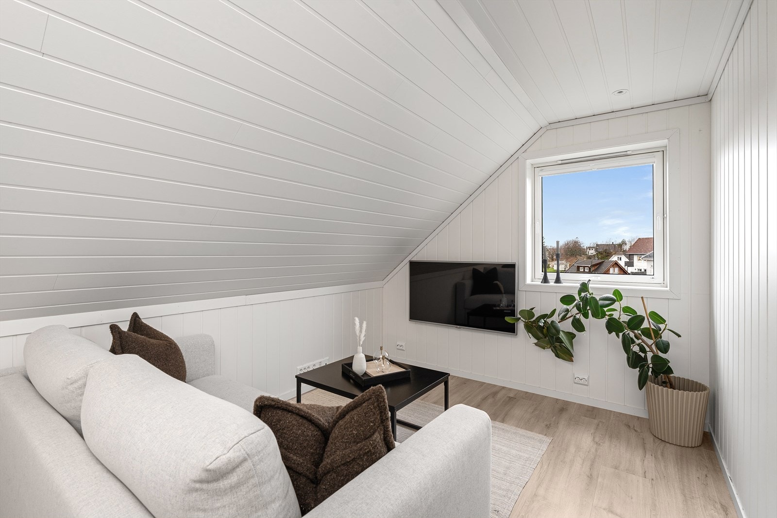 I loftsstuen er det plass til en sofagruppe og til tv - ypperlig om du har små barn du må være i nærheten av, har barnebarn eller ønsker å se noe annet enn det som vises på skjermen i etasjen under. Galleribilde