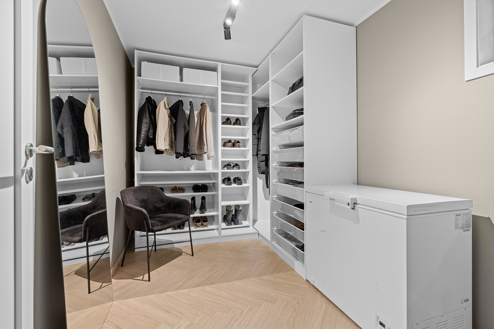 Den innvendige boden ligger praktisk til like ved entreen. Her er det god plass til det du trenger, men som du vil holde skjult. Som yttertøy, sko, og fryser. Galleribilde