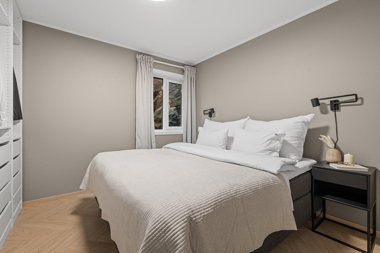 Hovedsoverommet ligger vegg i vegg og er delikat innredet med en dobbeltseng med tilhørende nattbord, samt en større garderobe. Galleribilde