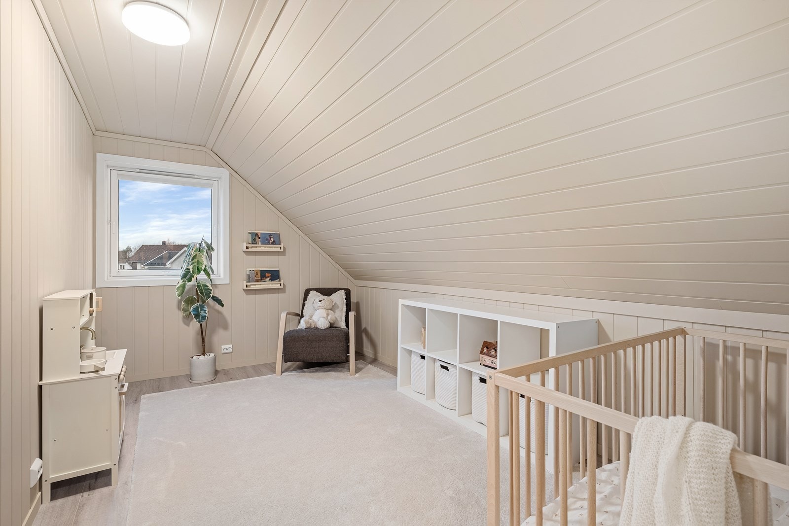 Soverom 3 er idag innredet som et koselig barnerom hvor det er plass til seng, garderobeløsning og plass til lek. Galleribilde