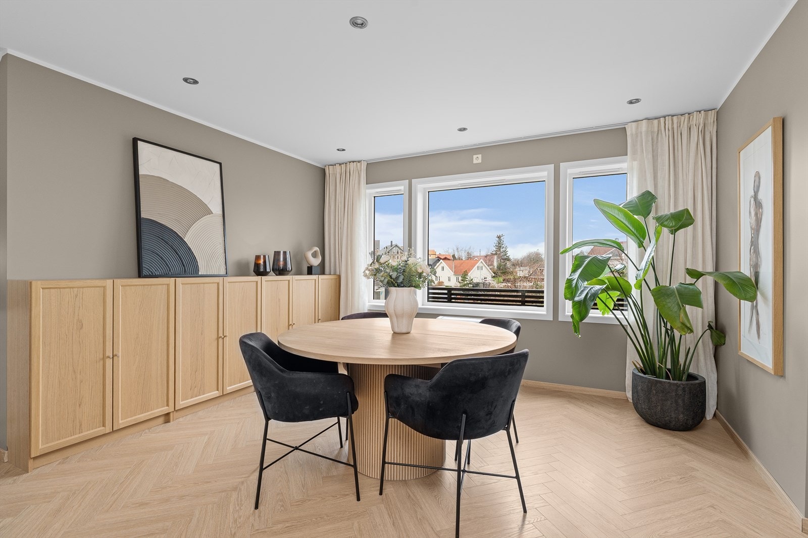 Velkommen til en lekker og delikat oppusset eierleilighet over to plan med tilhørende garasje. Leiligheten er presentert av Ina Andersen for Eiendomsmegler Norge. Galleribilde