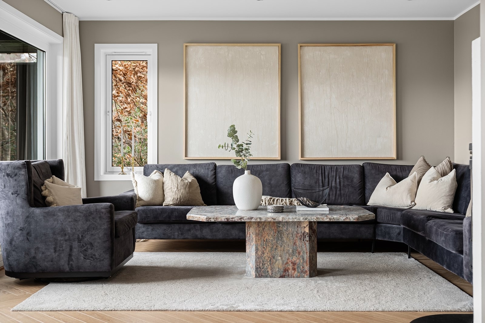 Det er godt med naturlig dagslys inn i rommet med vindusflater på to sider. Galleribilde