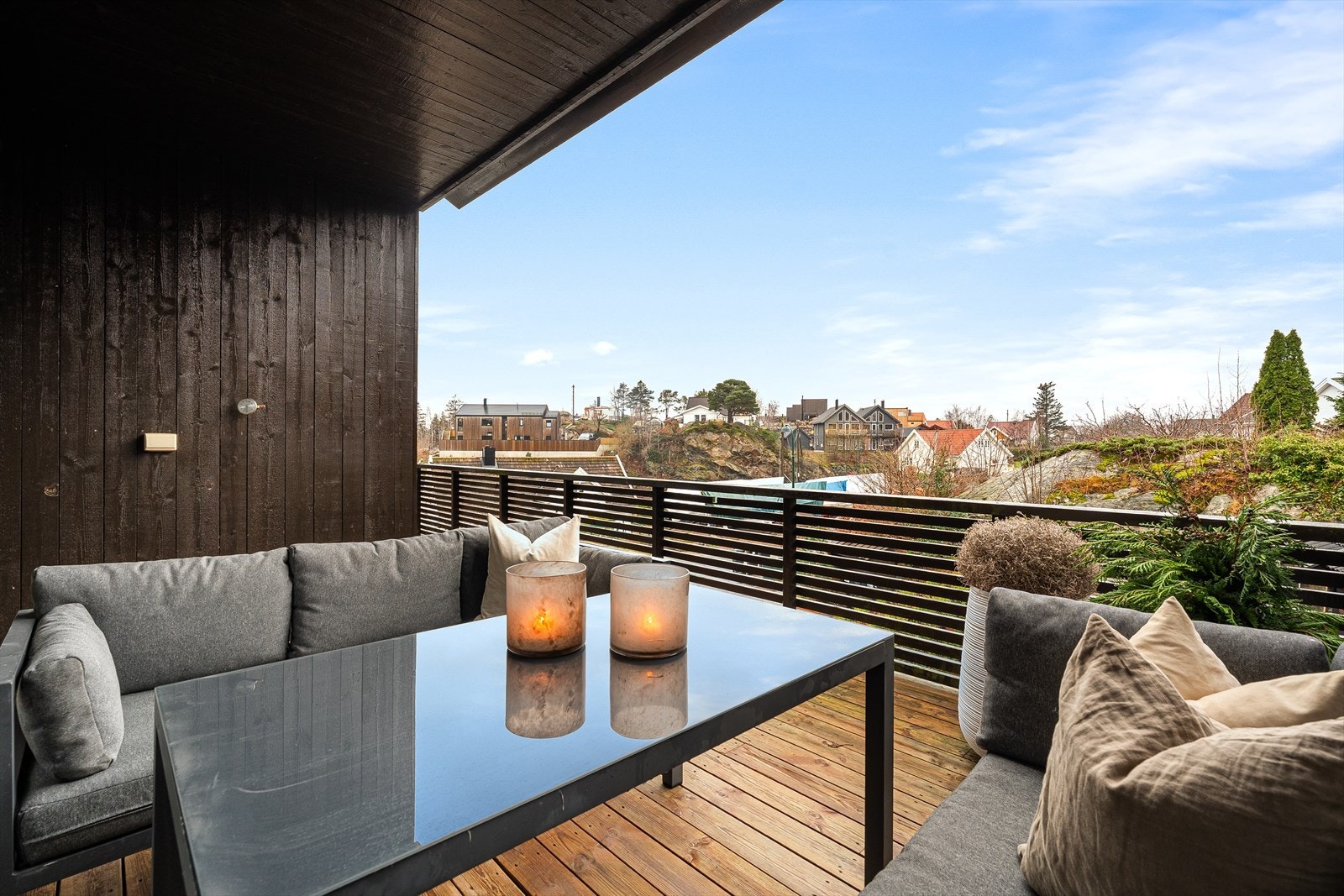 Fra terrassen har du gode solforhold og utsikt mot nærområdet. Fra leiligheten har du gangavstand til flotte gå- og turområder i Lindebøskauen, mot Krageviga, samt til kollektivtransport og dagligvarebutikk. Galleribilde