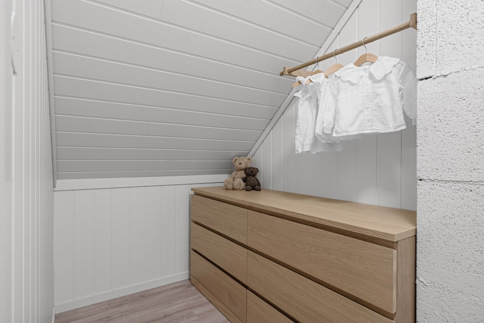 Med dør fra soverom nr. 3 finner du en praktisk walk-in garderobe med plass til innredning og oppbevaring. Galleribilde