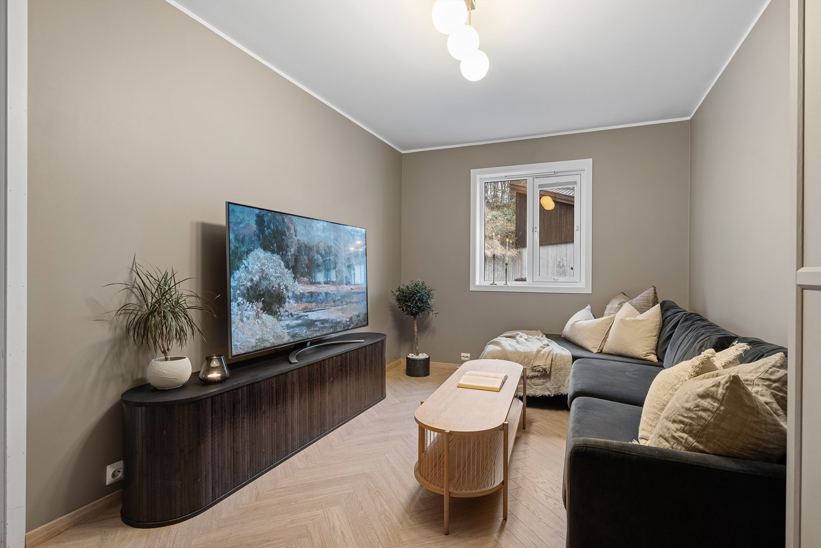 Videre inn finner du leilighetens soverom nr. 2 som idag er benyttet som en separat tv-stue. Her er plass til dobbeltseng, nattbord og garderobeløsning om behov for soverom. Galleribilde