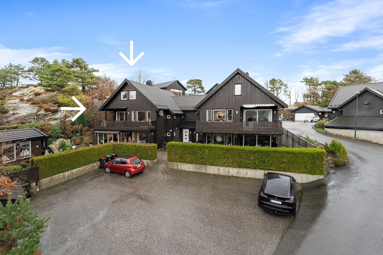 Leiligheten er beliggende i de to øverste etasjene og har nærmest trappefri adkomst på baksiden. Den er en del av et sameie med 3 andre seksjoner som deler på kostnader til felles forsikring og snømåking. Det er gode parkeringsmuligheter på tomten. Galleribilde