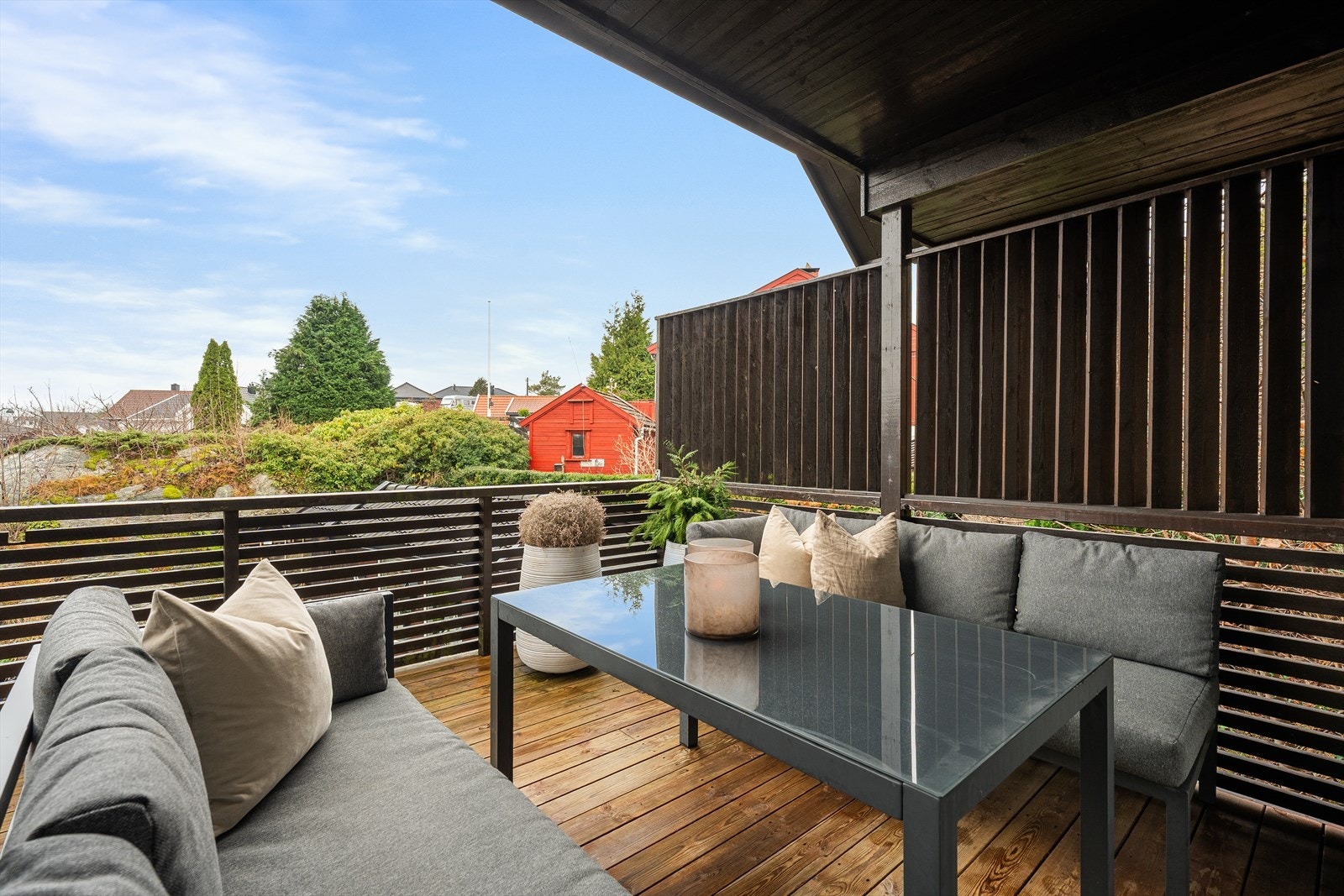 Leiligheten kan også friste med en skjermet og overbygget terrasse. Her er det plass til en større sittegruppe og grill om ønskelig. Terrassen måler ca 18 kvm. Galleribilde