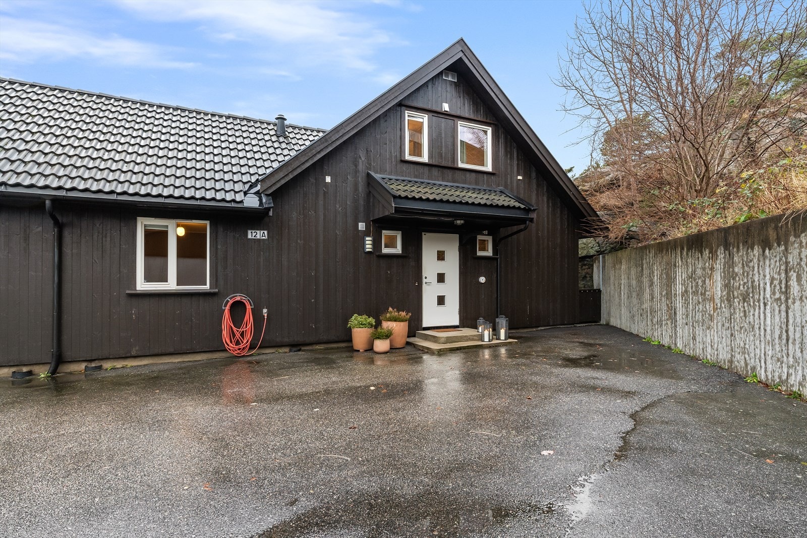 Leiligheten inneholder en praktisk planløsning med alt på ett plan, hvor du har stue, kjøkken, bad, vaskerom, to soverom, innvendig bod i nederste etg. I loftsetasjen har du enda en etasje med ytterligere 2 soverom, ekstra bad og ekstra stue. Galleribilde