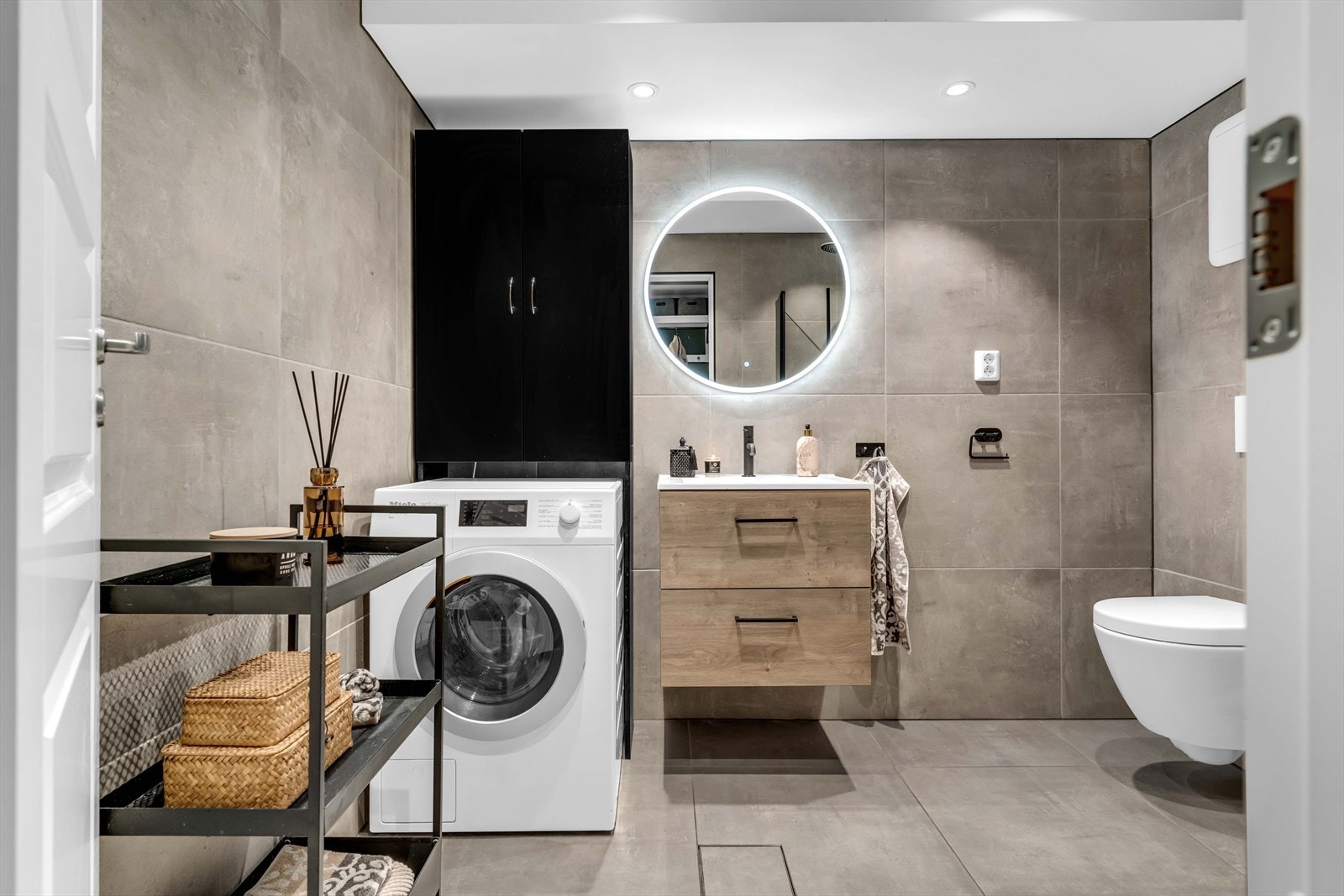 Pent flislagt bad som ble pusset opp i 2020 og holder en gjennomgående god standard. Galleribilde