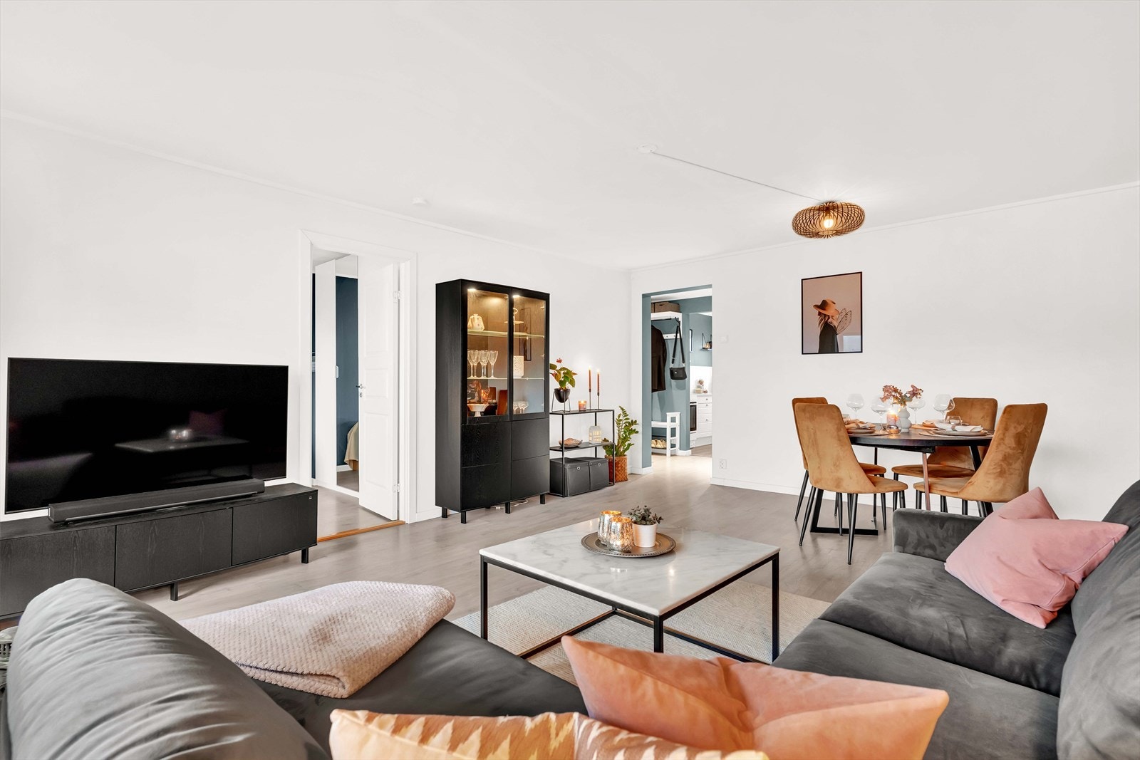 Stuen har en god rominndeling som gir naturlige soner for både avslapning og sosialt samvær. Galleribilde