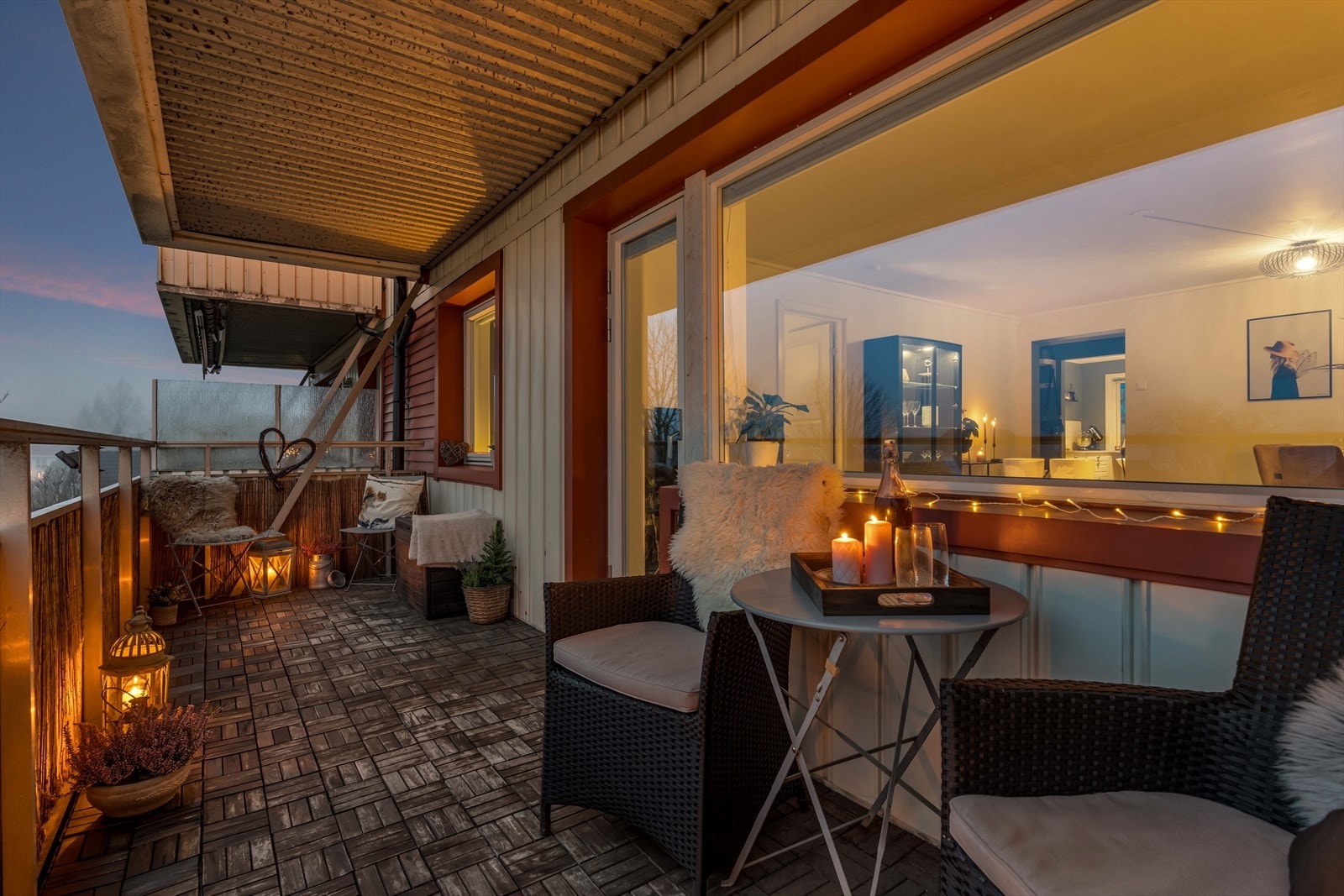 Balkongen gir en skjermet og behagelig utefølelse med god avstand til nærliggende bebyggelse. Galleribilde