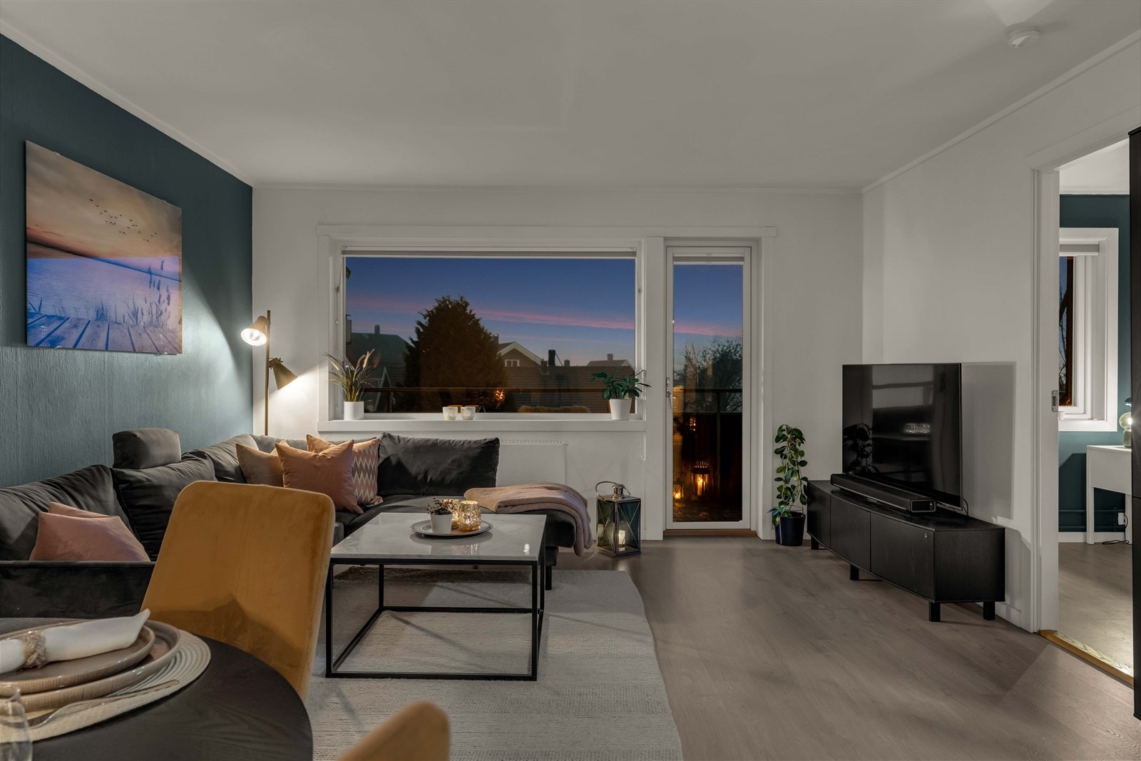 Fra stuen er det utgang til en svært romslig balkong. Galleribilde