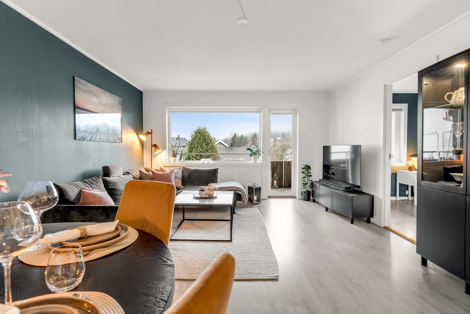 Store vindusflater slipper inn rikelig med naturlig lys og skaper en luftig og trivelig atmosfære. Galleribilde