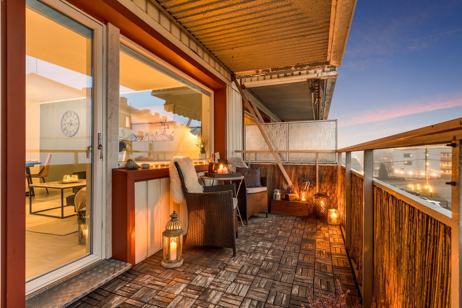 Hyggelig balkong med gode solforhold og utsikt mot rolige omgivelser. Galleribilde