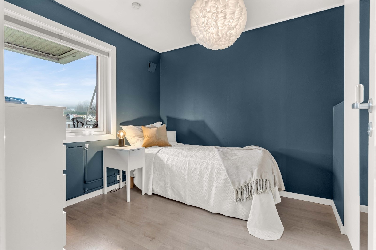 Soverom nummer to egner seg godt som barnerom, gjesterom eller hjemmekontor. Galleribilde