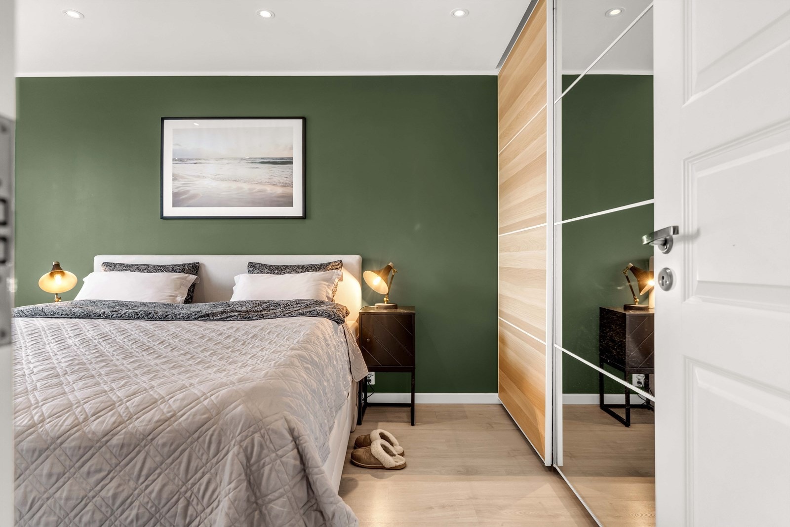 Hovedsoverommet har skyvedørsgarderobe med god plass og et stort vindu med flott utsikt mot blant annet Lillestrøm. Galleribilde