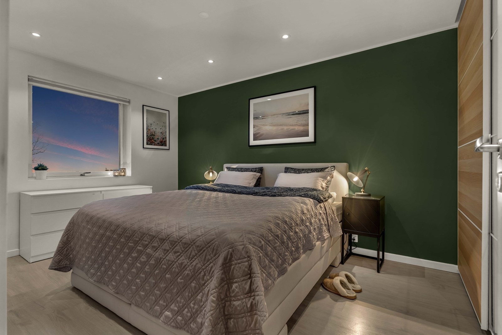 Romslig hovedsoverom med plass til dobbeltseng og nattbord. Galleribilde