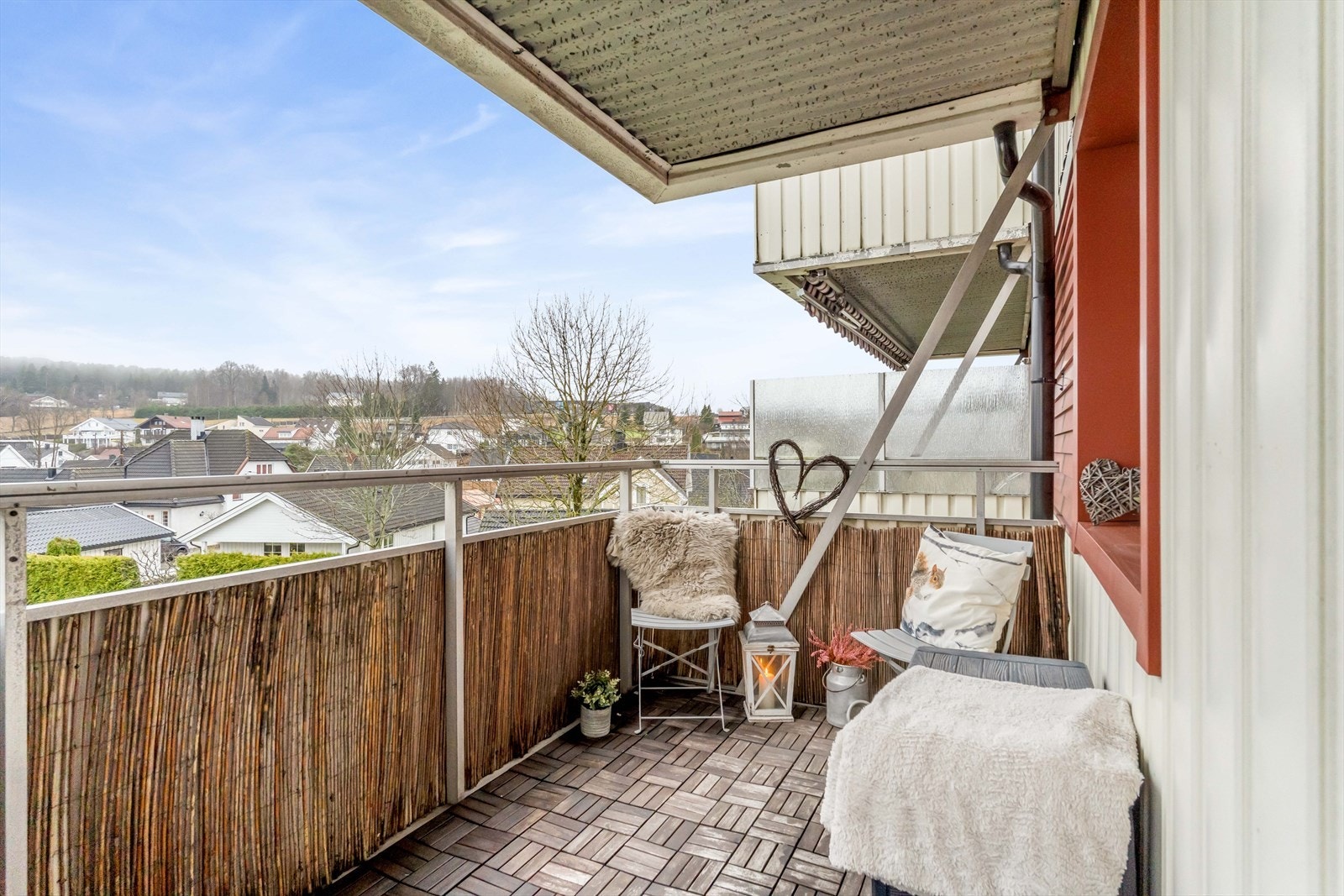 Balkongen har god plass til sittegruppe og passer perfekt for både morgenkaffe og sene sommerkvelder. Galleribilde