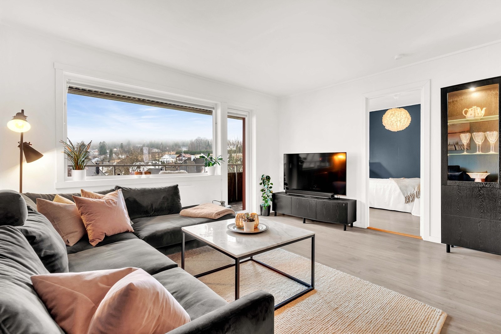 Romslig og lys stue med gode møbleringsmuligheter for både sofagruppe, TV-møbel og spiseplass. Galleribilde