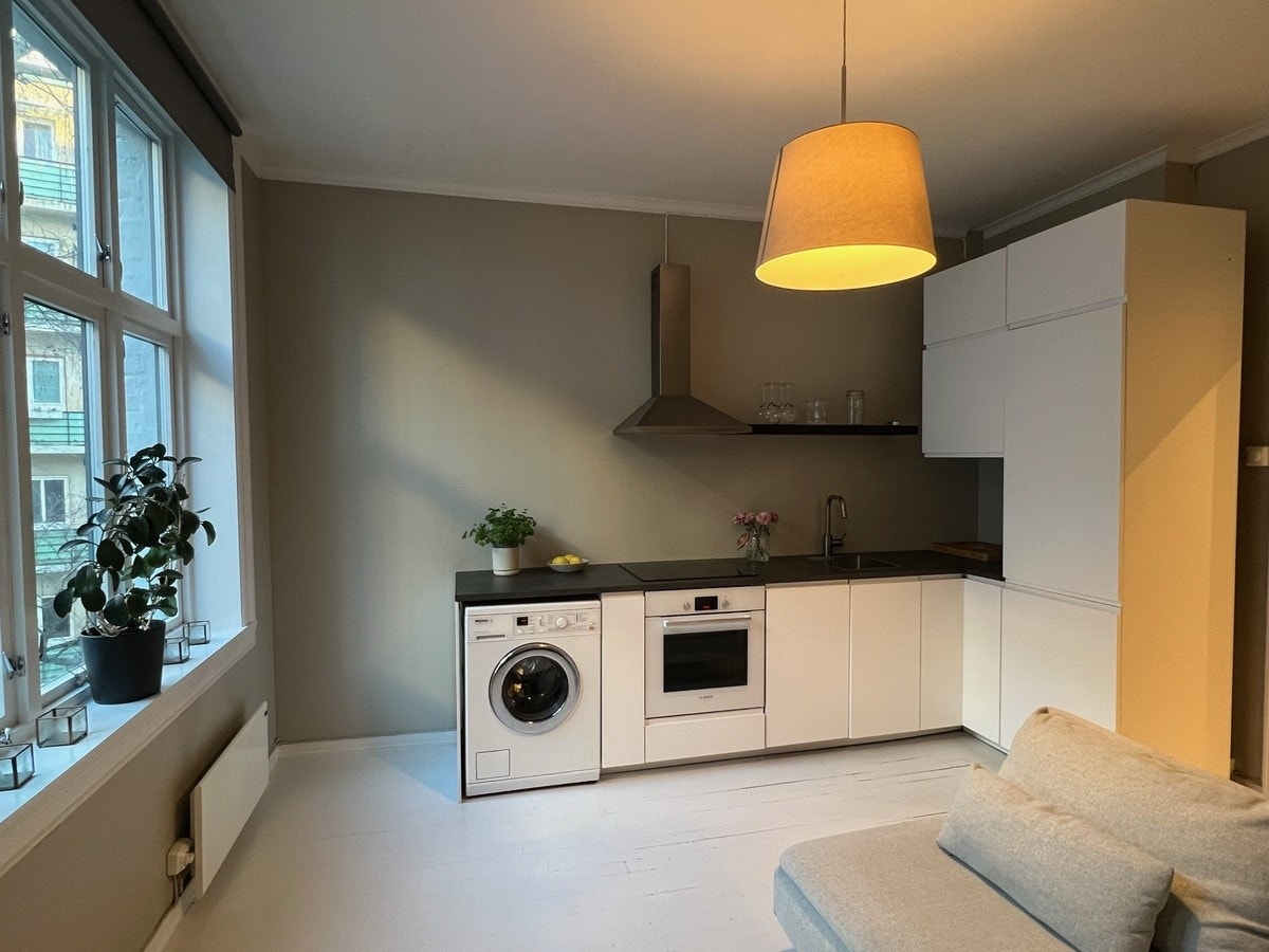 Fullt utstyrt kjøkken med vaskemaskin Galleribilde