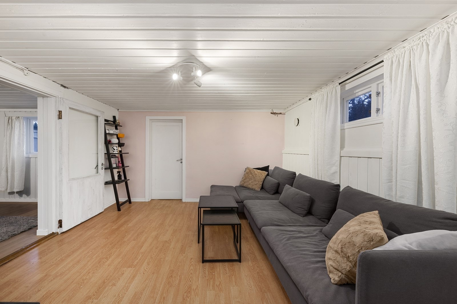 Innredet kjellerstue. Rommet er ikke godkjent til varig opphold Galleribilde