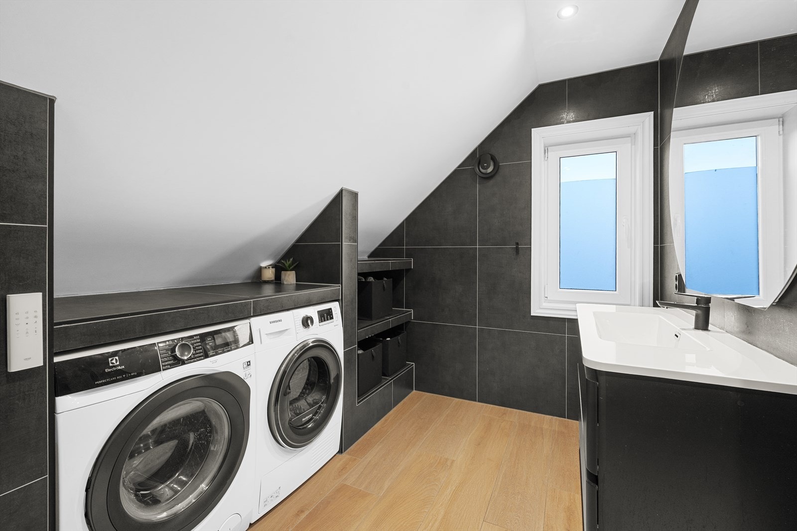 Helfliset baderom med varmekabler i gulv Galleribilde