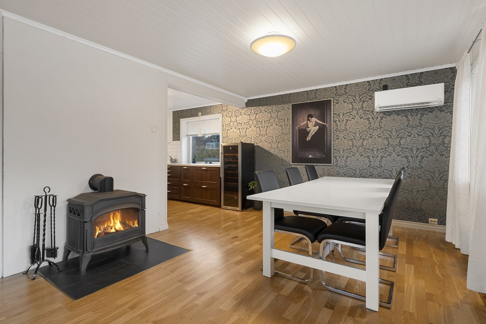 Spisestuen er naturlig plassert i tilknytning til kjøkken Galleribilde