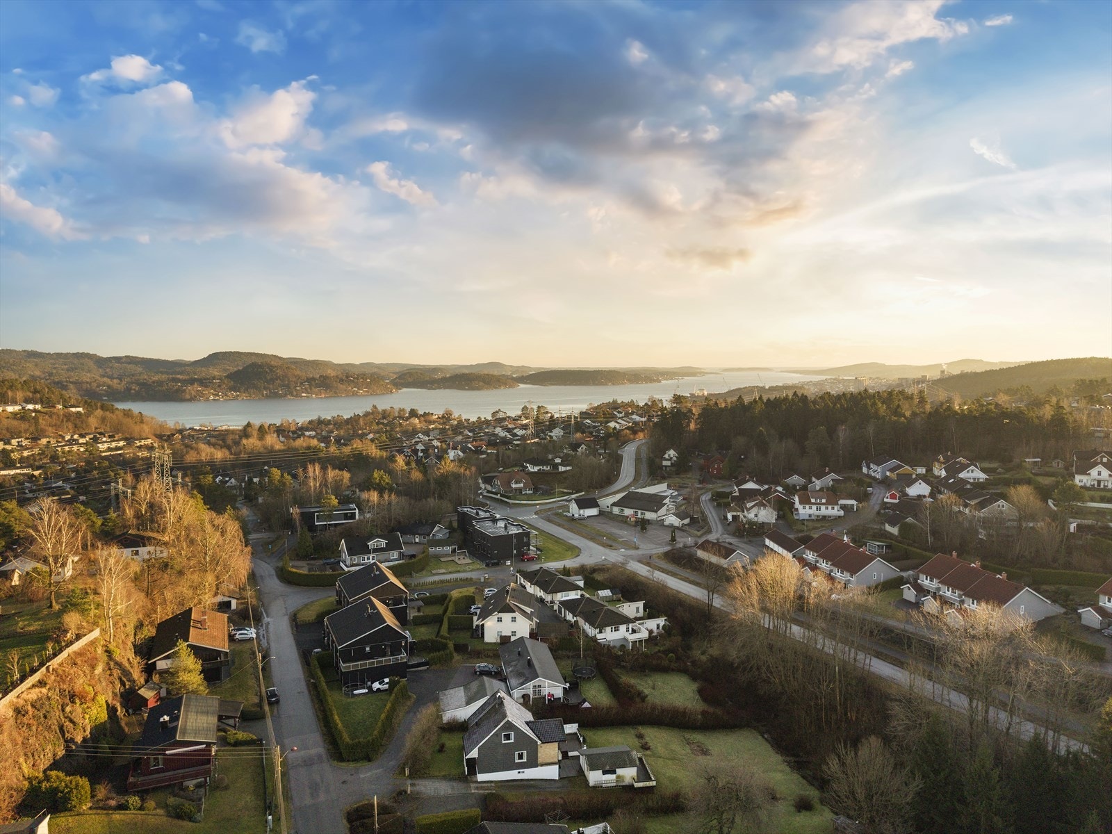 Flotte turområder med blant annet lysløype i nærområdet og det er få minutters gange til sjøen med flere badeplasser Galleribilde