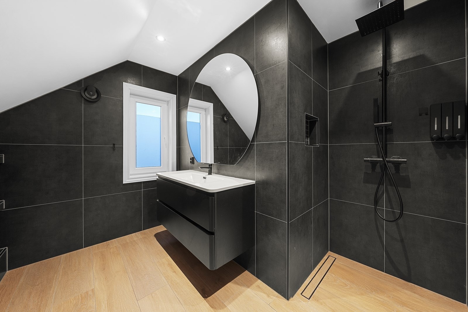 Innbydende baderom som er pusset opp i 2022 Galleribilde