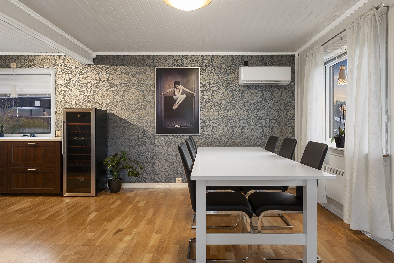 Stuen varmes opp av peisovn og varmepumpe Galleribilde