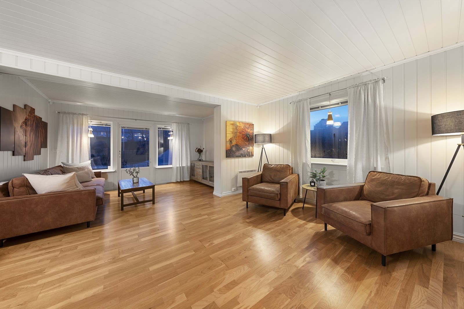 Lys stue med gode vindusflater som slipper inn rikelig med dagslys Galleribilde