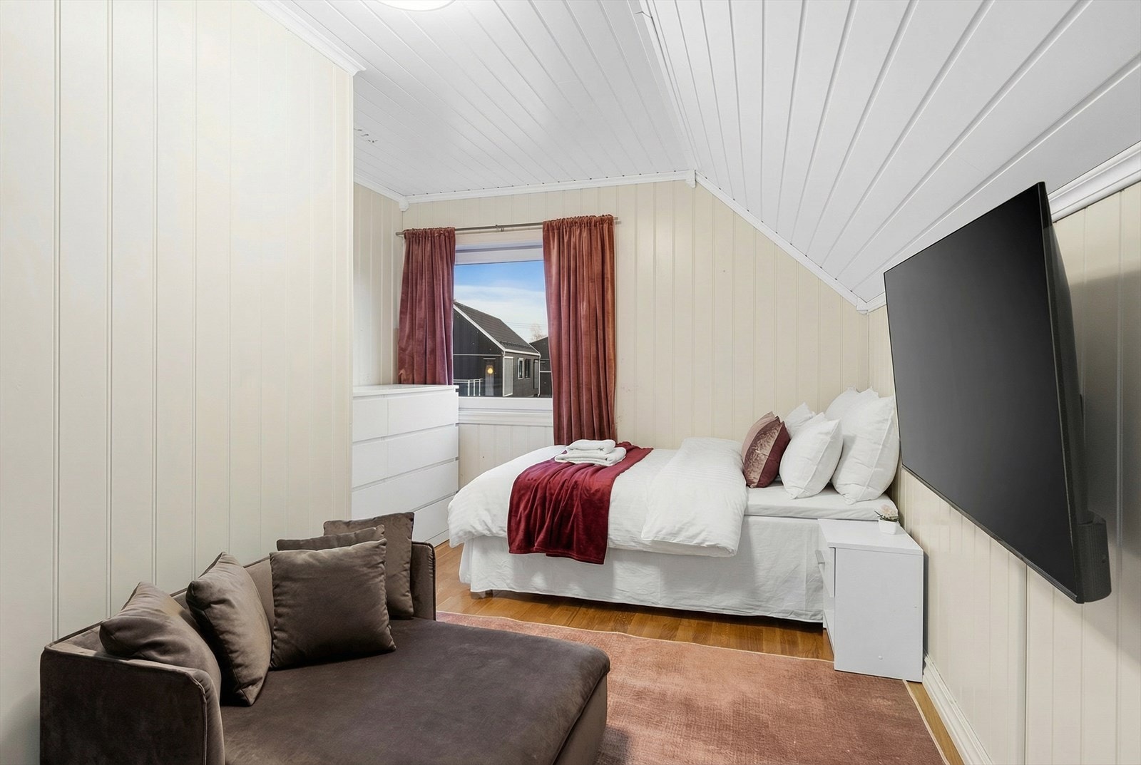 Soverom 2 er også av fin størrelse med plass til dobbeltseng, nattbord og garderobeløsning Galleribilde