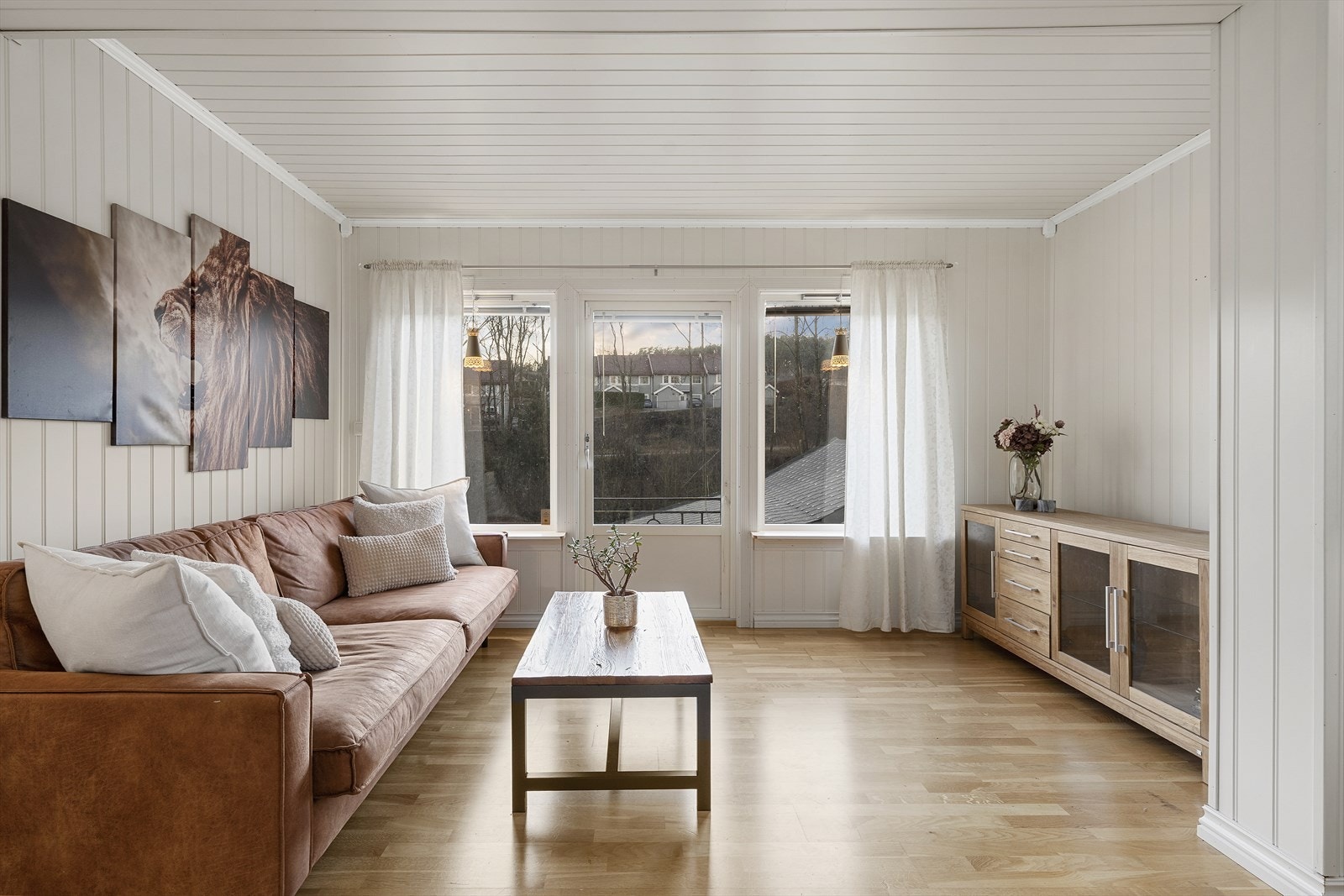 Stuen tilbyr god møbleringsfrihet med plass til flere sittegrupper, samt spisestue Galleribilde