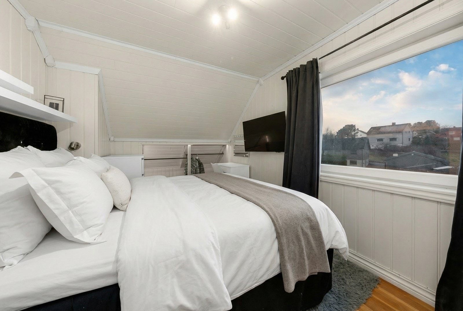 Hovedsoverommet er av meget god størrelse med plass til dobbeltseng, nattbord, skrivebord og garderobeløsning Galleribilde