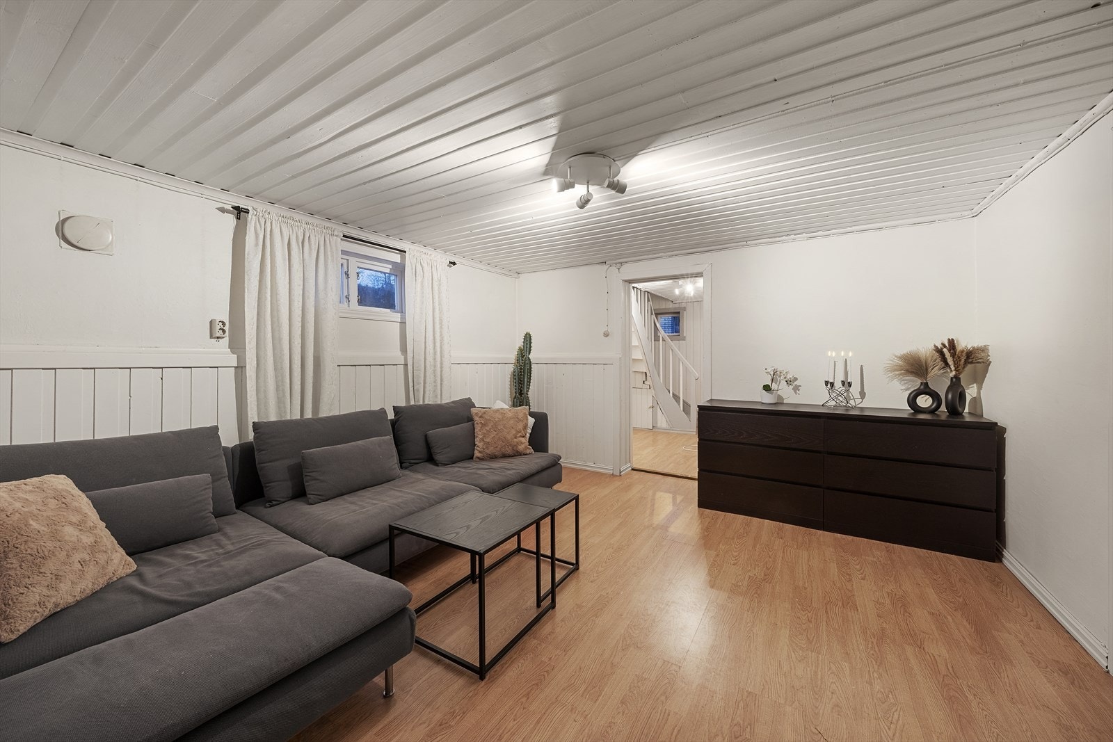 Innredet kjellerstue. Rommet er ikke godkjent til varig opphold Galleribilde