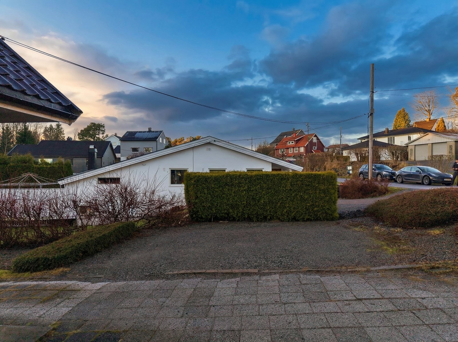 Gode parkeringsmuligheter på egen tomt. Det er montert Tesla-ladeboks på husveggen Galleribilde