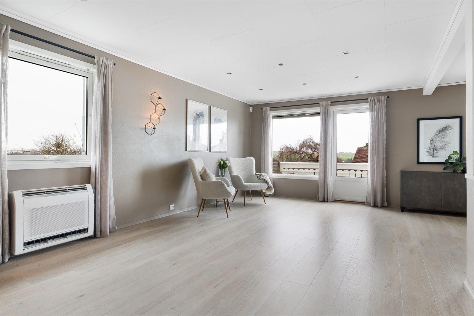 Svært romslig stue med utgang til balkong og terrasse Galleribilde