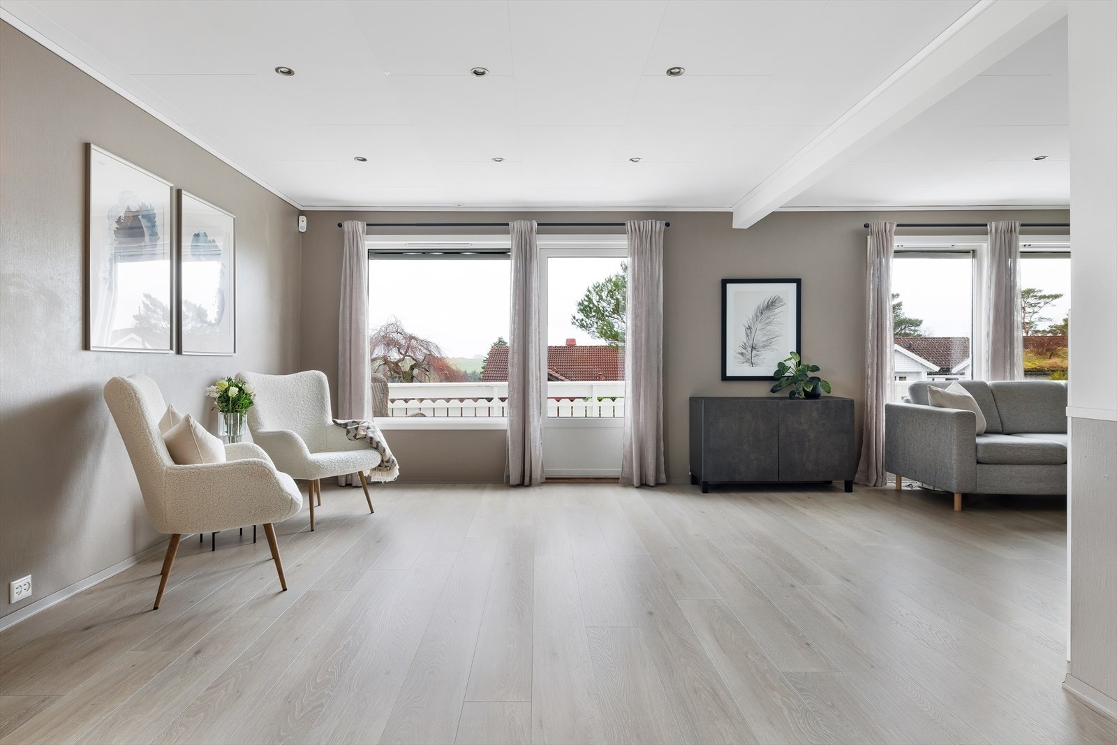 På de 3 stuevinduene er det montert solskjerming Galleribilde