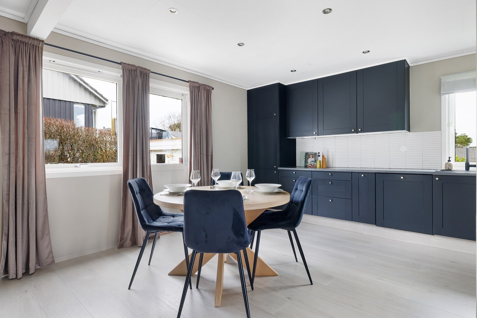 På kjøkken er det god plass til hele familien rundt spisebordet. Galleribilde