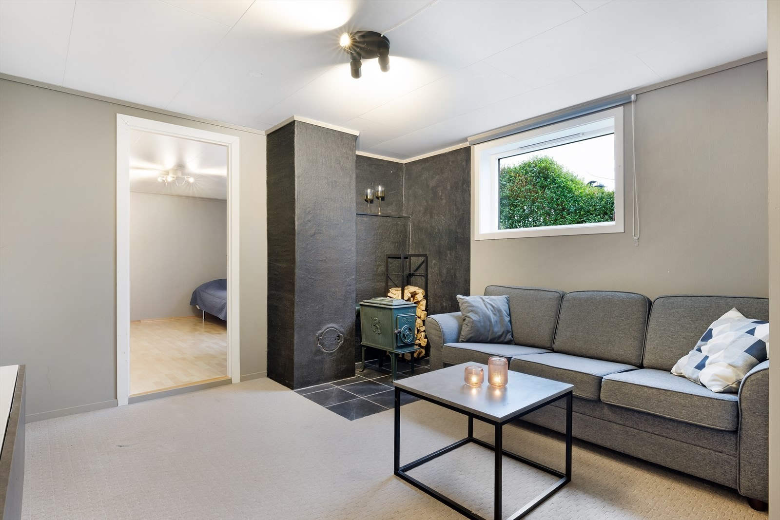 Rom i 1. etasje med vedovn, brukt som hobbyrom/stue Galleribilde