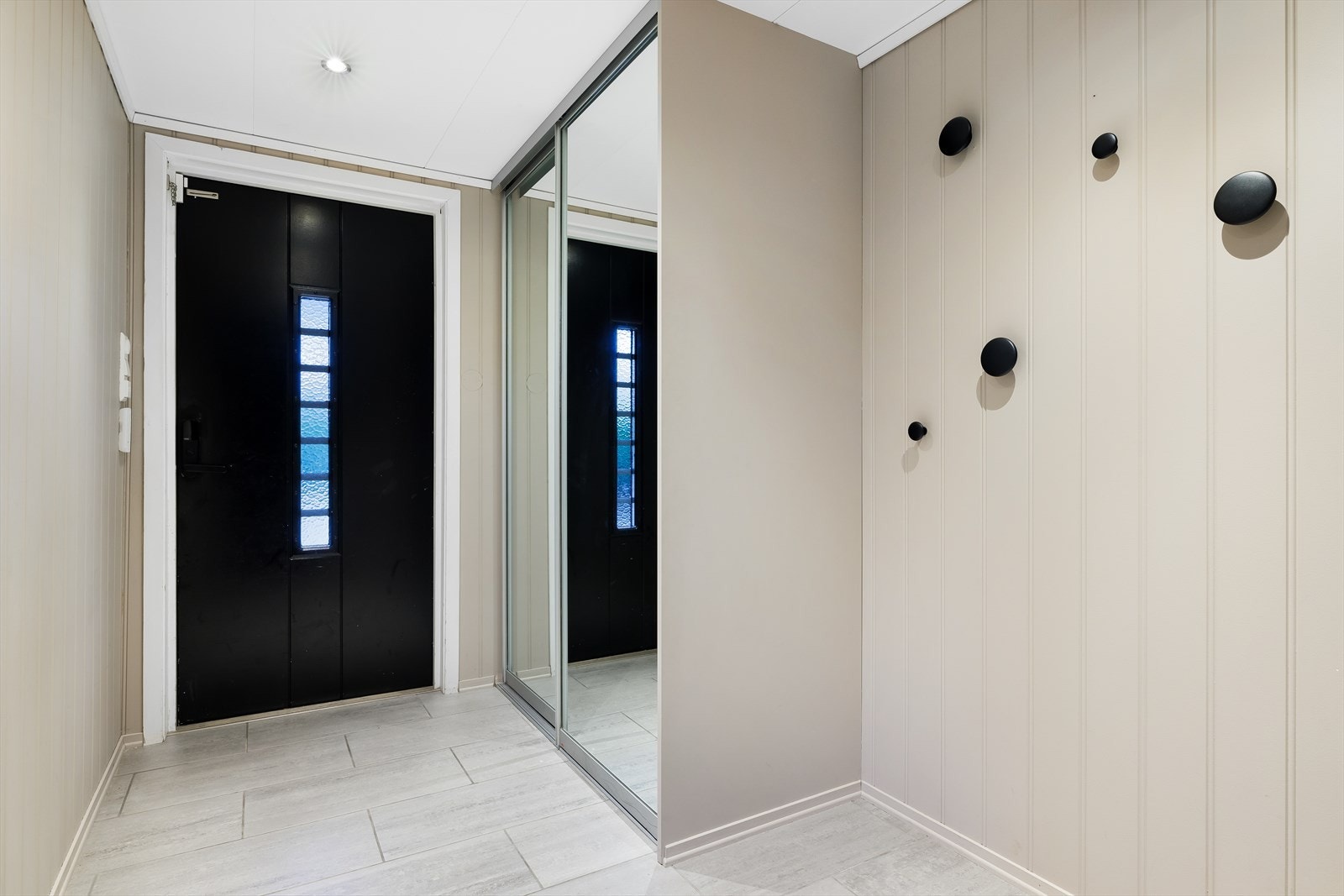 Velkommen inn! Gang med garderobe med speildører, fliser med varmekabler i gulv Galleribilde