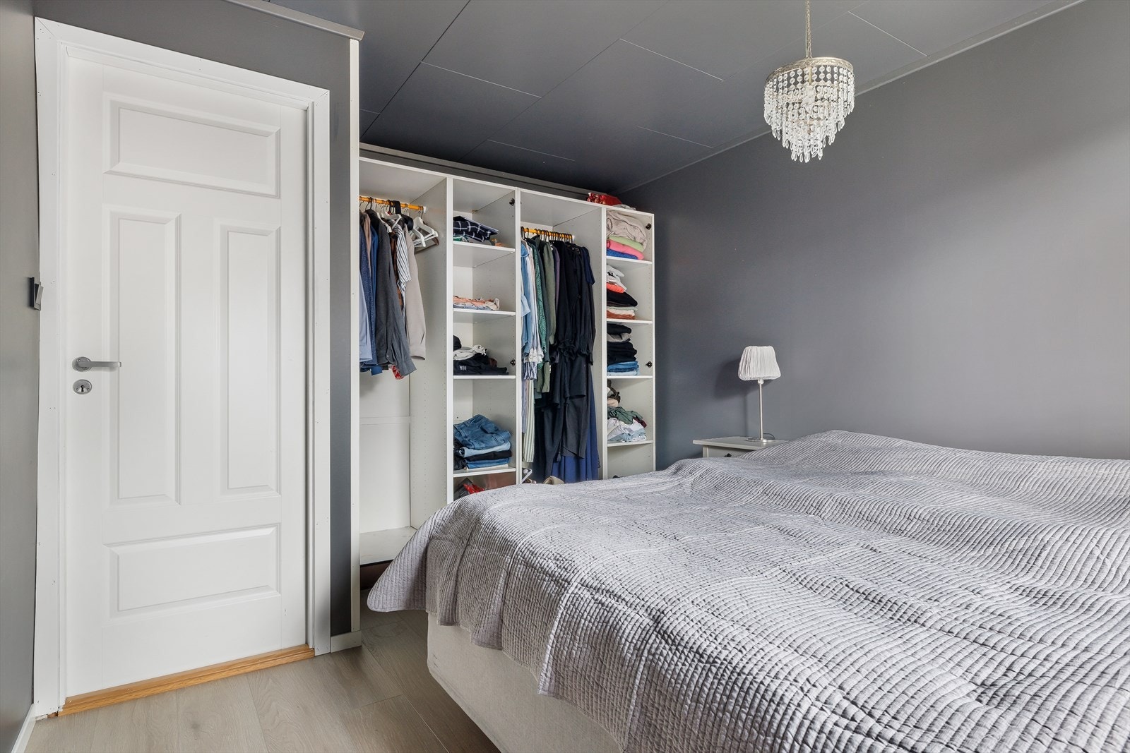 Soverom i 1. etasje har godt med garderobeplass Galleribilde