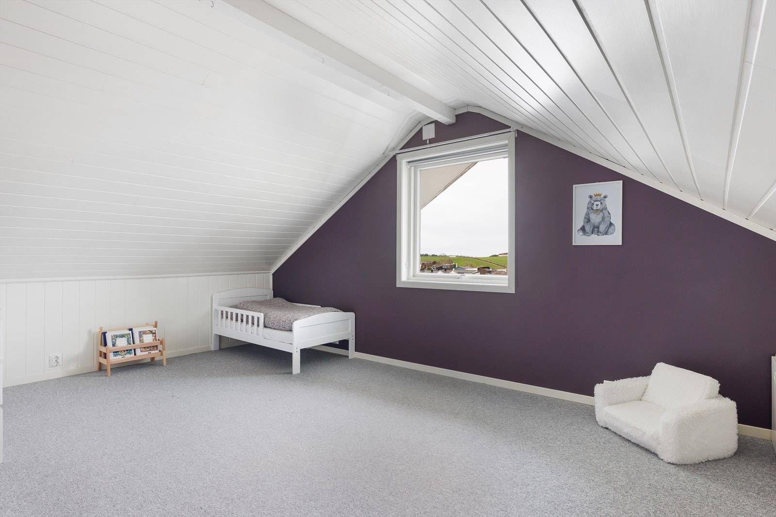 I 2. etasje er det 2 romslige soverom. Flott utsikt! Galleribilde