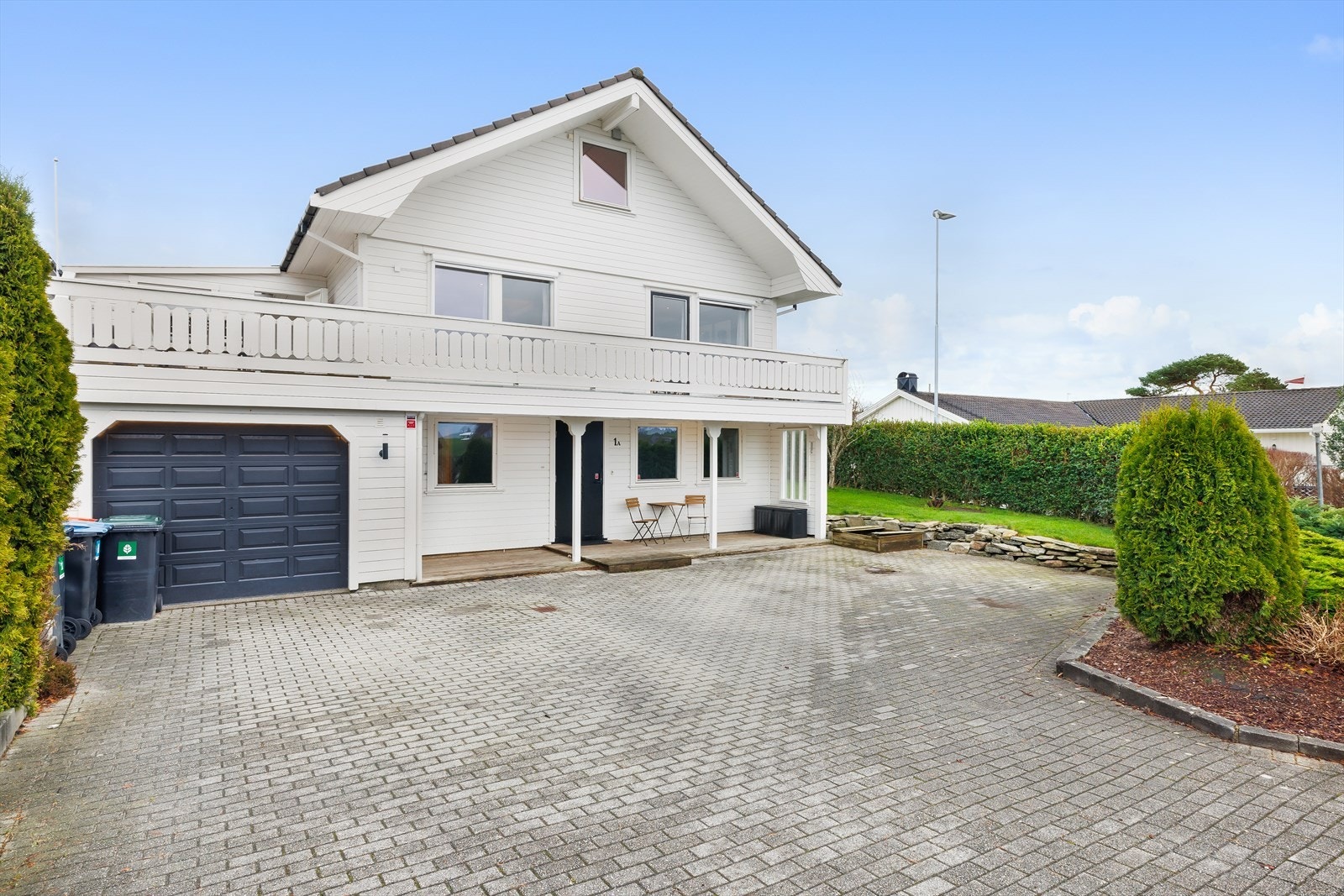 Garasje og stort gårdsrom Galleribilde