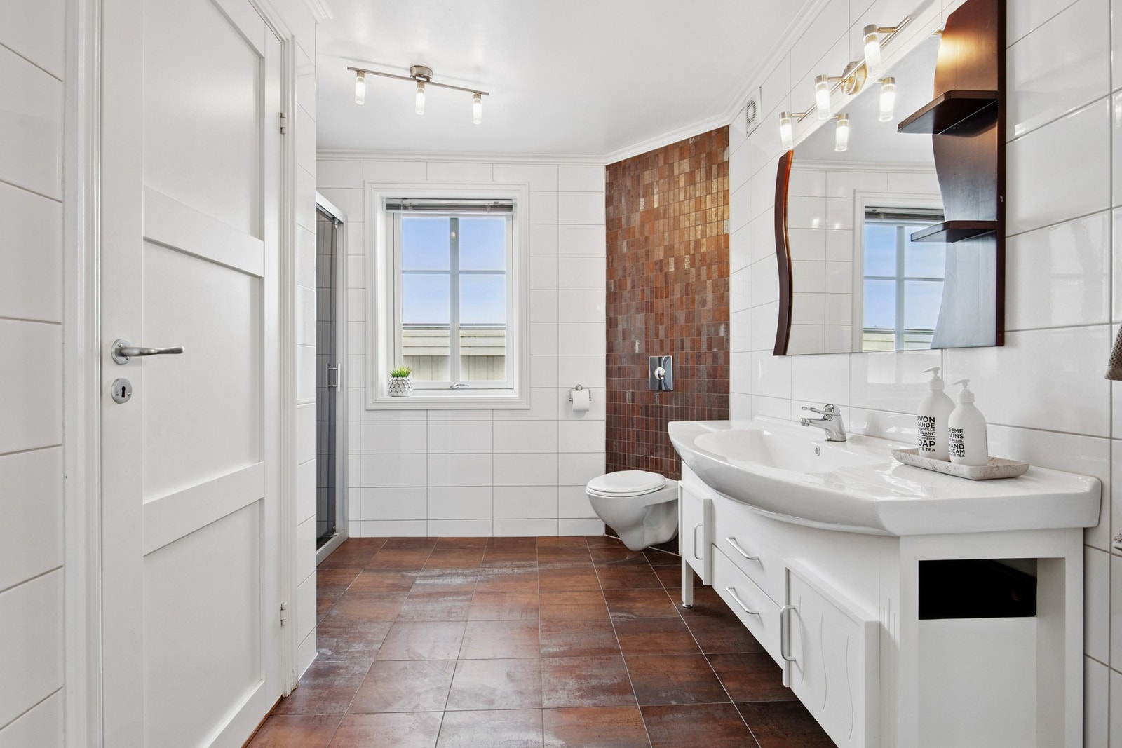 Dør til venstre på bildet fører til vaskerom. Galleribilde