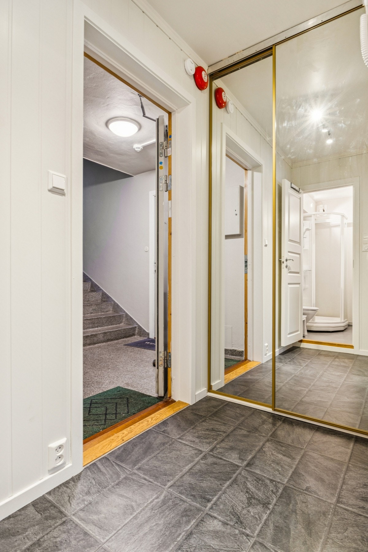 Entréen som forbinder bad, soverom og stue. Praktisk skyvedørsgarderobe medfølger. Galleribilde