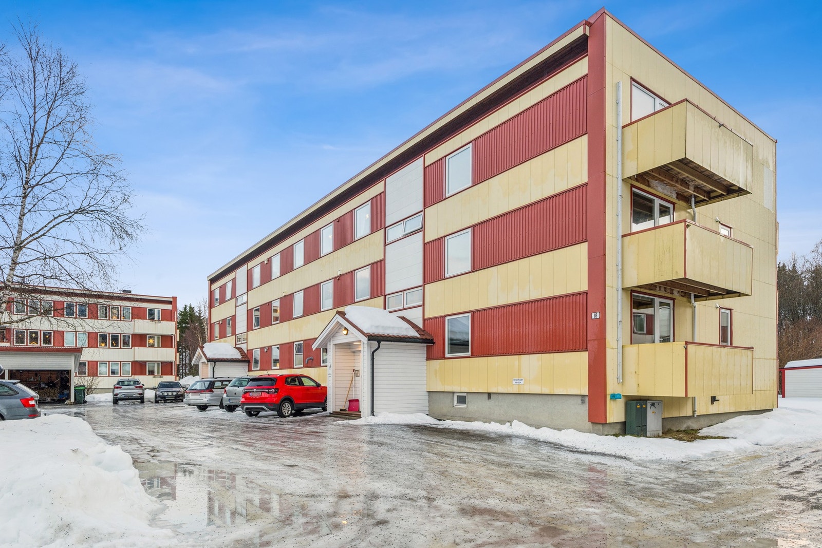 Leiligheten disponerer parkeringsplass utenfor boligblokken, merket med nr. H0202A. Galleribilde