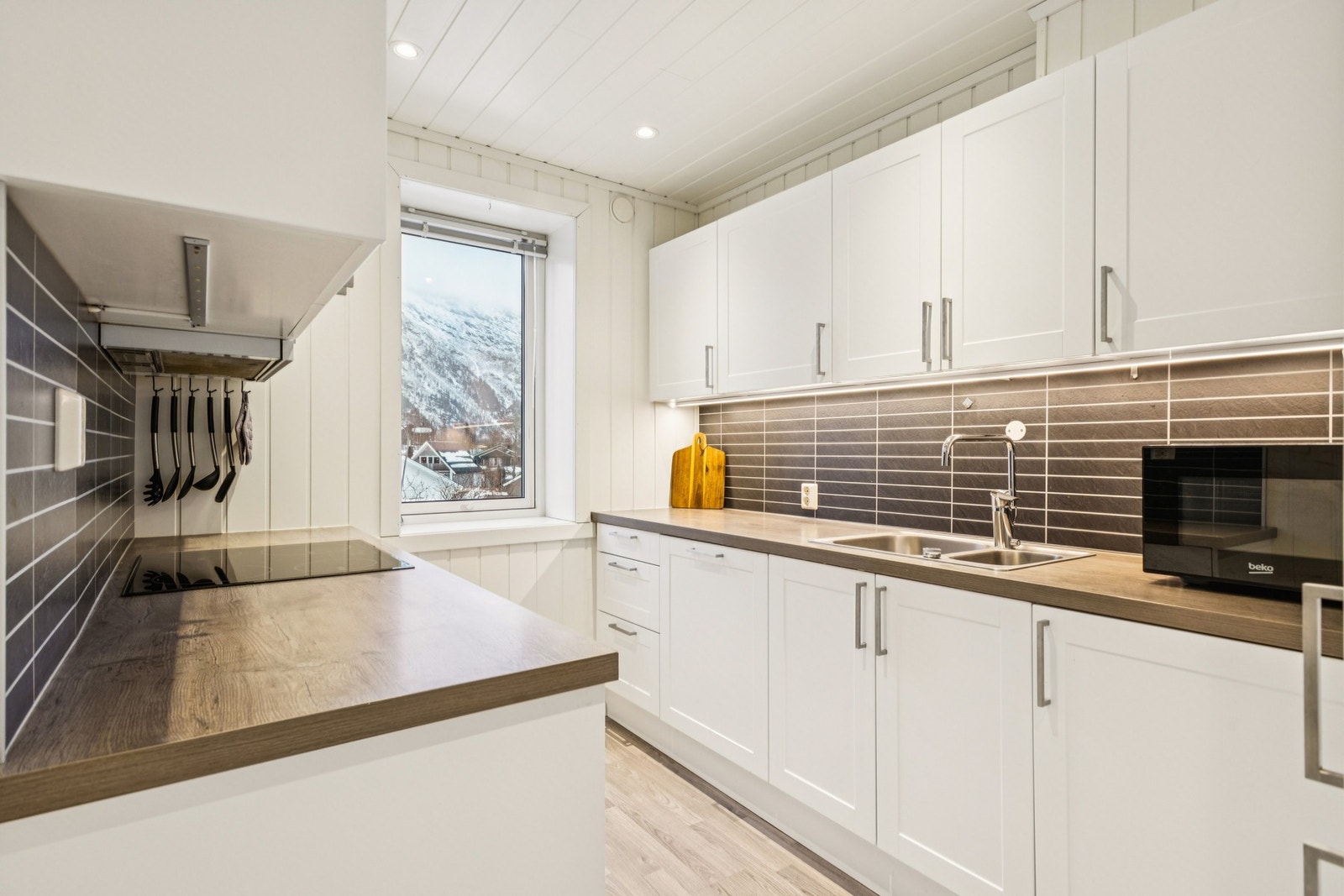 Lyst og innbydende kjøkken med god atmosfære. Galleribilde