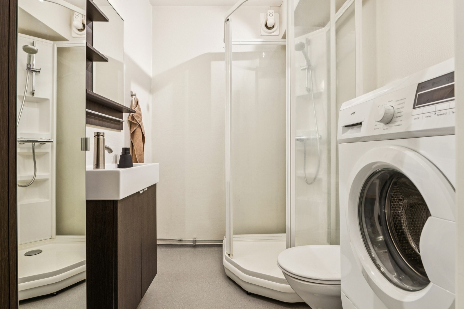 Baderommet kommer med alle de nødvendige godene, også opplegg for vaskemaskin Galleribilde